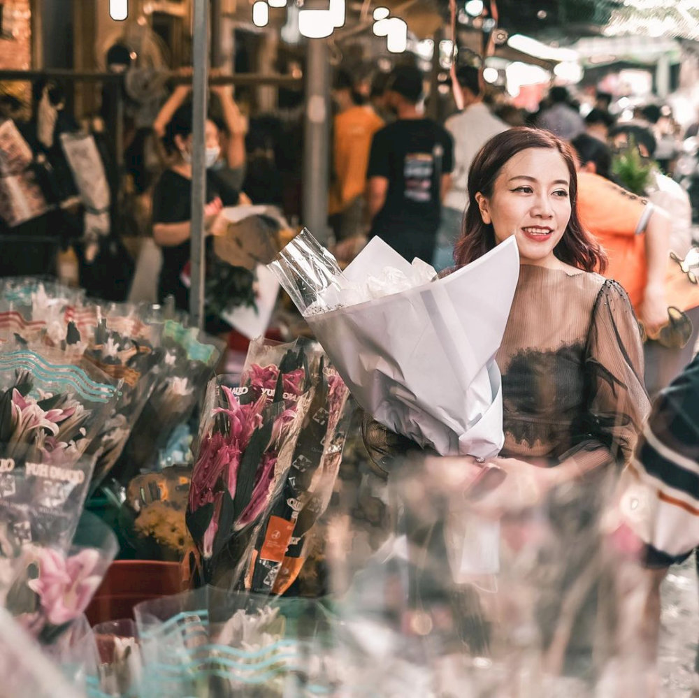 The market's lively atmosphere essences as a cultural and culinary hub in the heart of the city